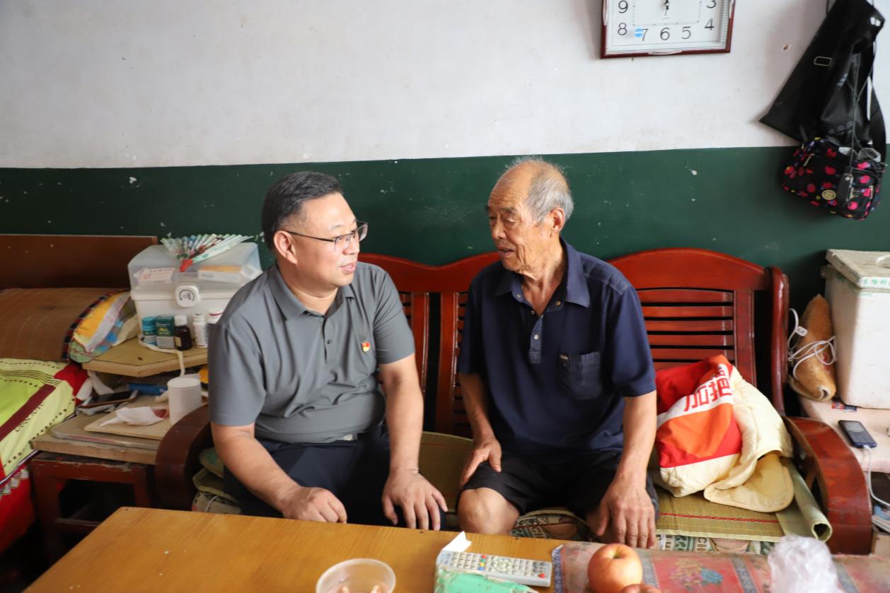 污污污视频在线观看开展“七一”走访慰问老党员活动