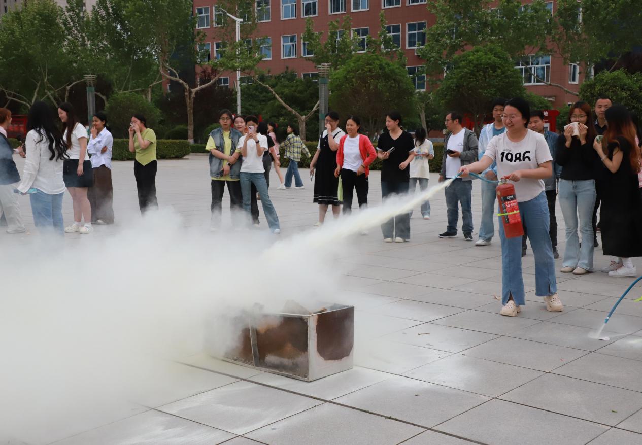 污污污视频在线观看组织开展2025年度春季学期消防应急演练