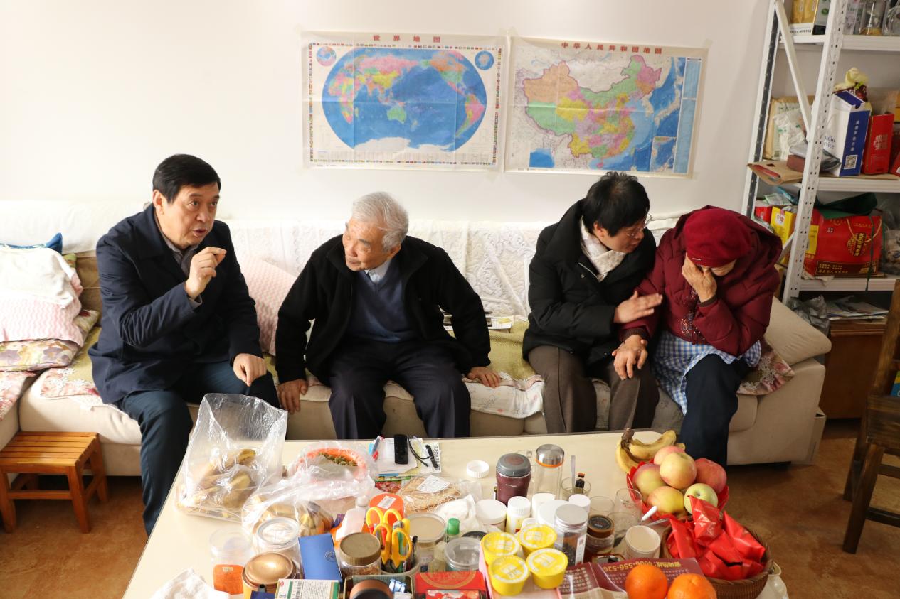 污污污视频在线观看校领导春节前夕走访慰问生活困难党员、老党员和老干部