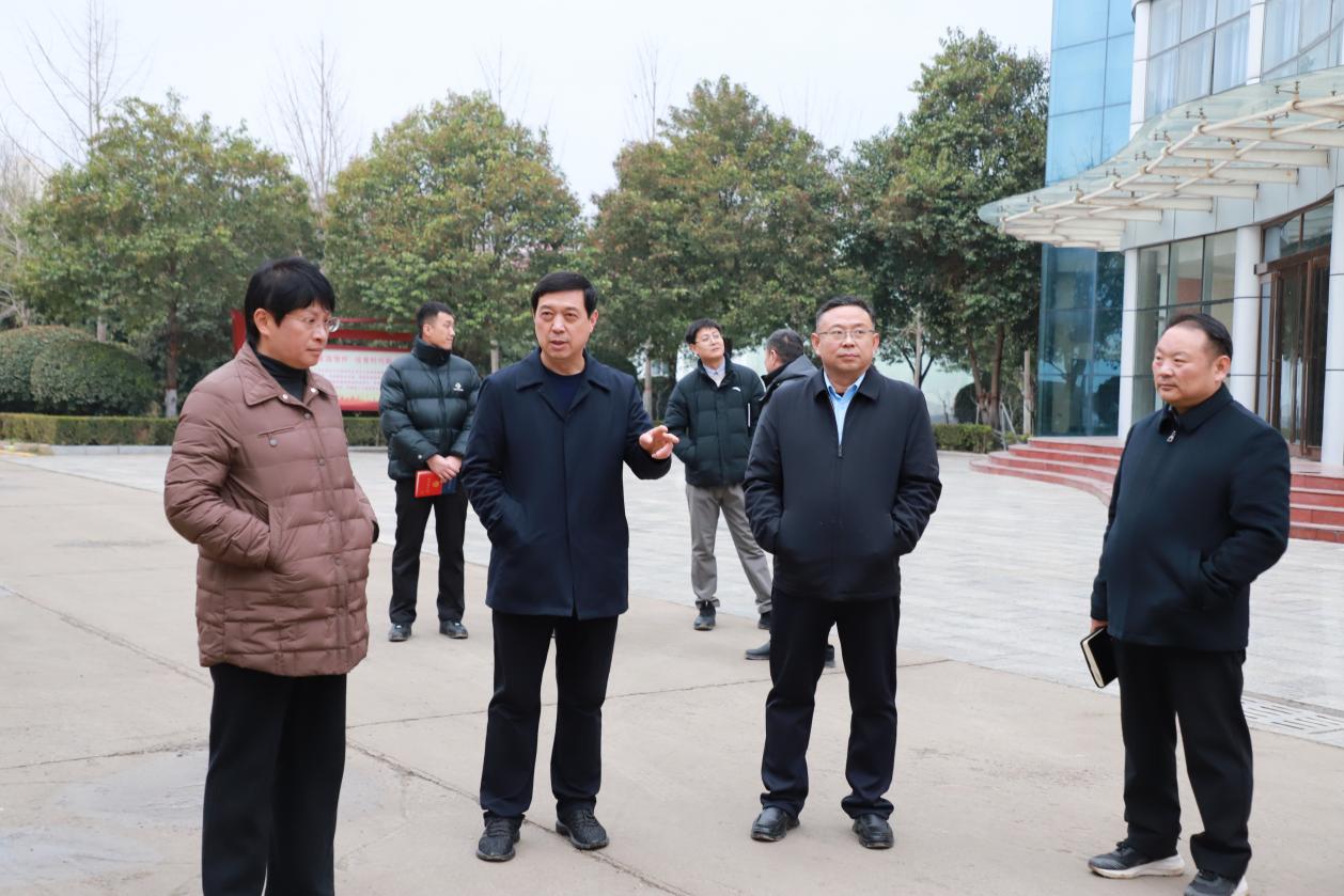 校领导带队检查新学期开学准备工作