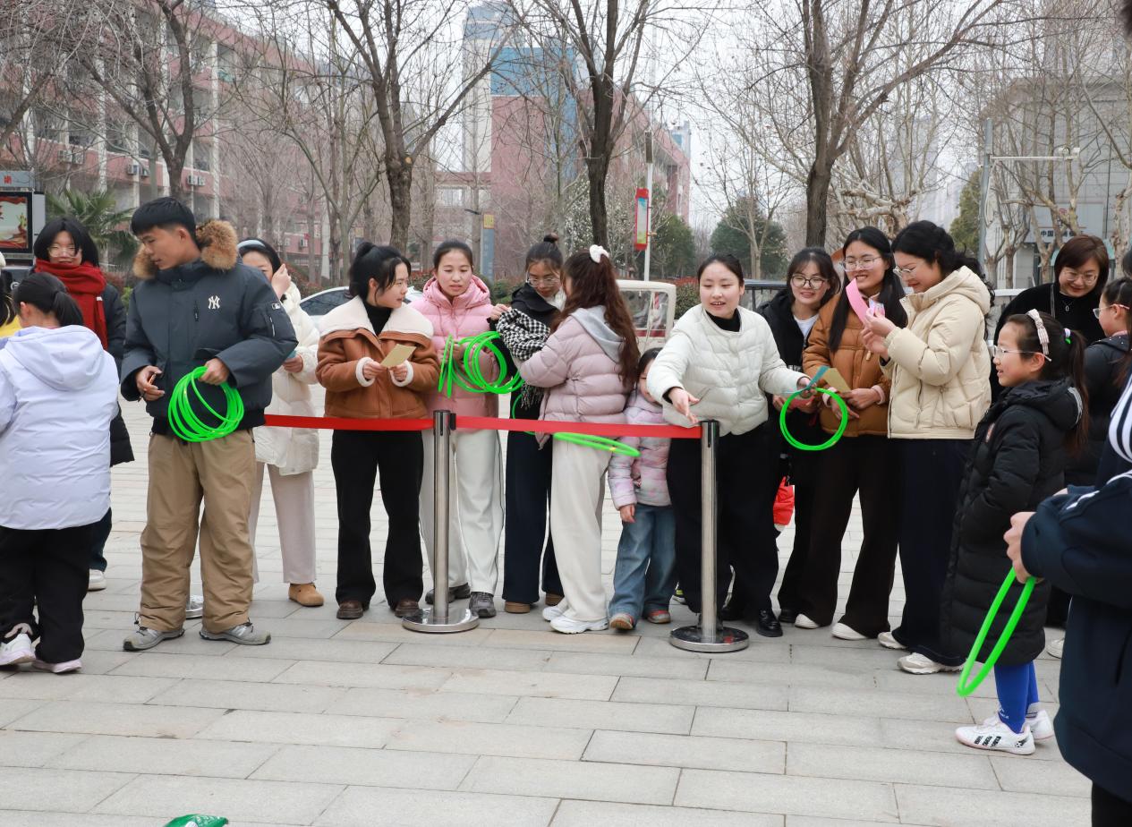 我校举办“三八”国际劳动妇女节女教职工趣味运动会
